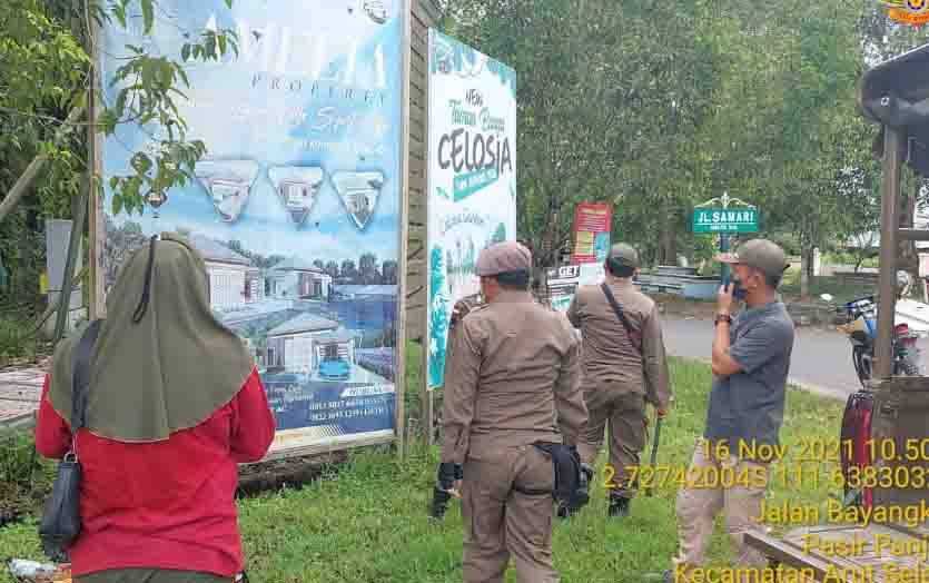 Satpol PP Kobar Turunkan Sejumlah Baliho dan Spanduk yang Melanggar Perda