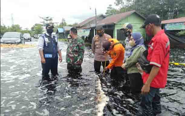 Ketinggian Banjir Naik, Petugas Berjaga di Jalur Tumbang Nusa