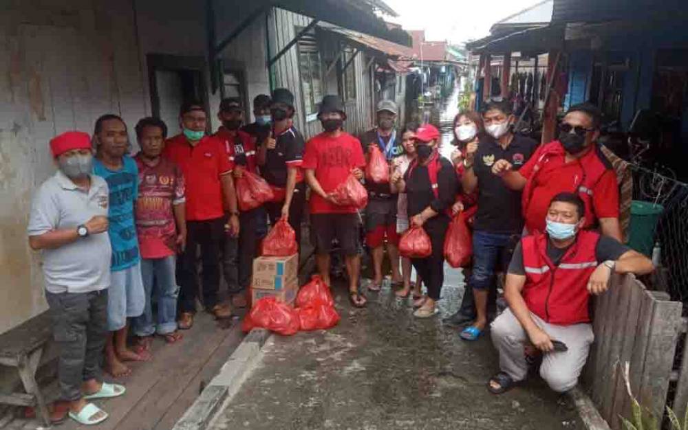 DPC PDIP Palangka Raya Bagikan Bantuan Untuk Korban Banjir