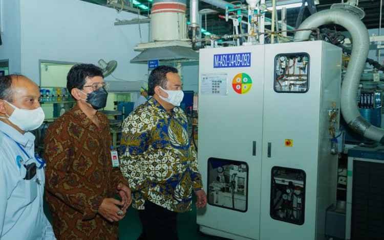 Direktur Jenderal Industri Logam, Mesin, Alat Transportasi dan Elektronika (ILMATE) Taufiek Bawazier (tengah) bersama Wakil Ketua DPR RI Rachmat Gobel (kanan) saat meninjau lini produksi AC Inverter PT. Panasonic Manufacturing Indonesia (PT. PMI) di Jakarta, Selasa (16/11/2021)