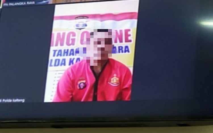 Terdakwa saat menjalani sidang virtual di Pengadilan Negeri Palangka Raya
