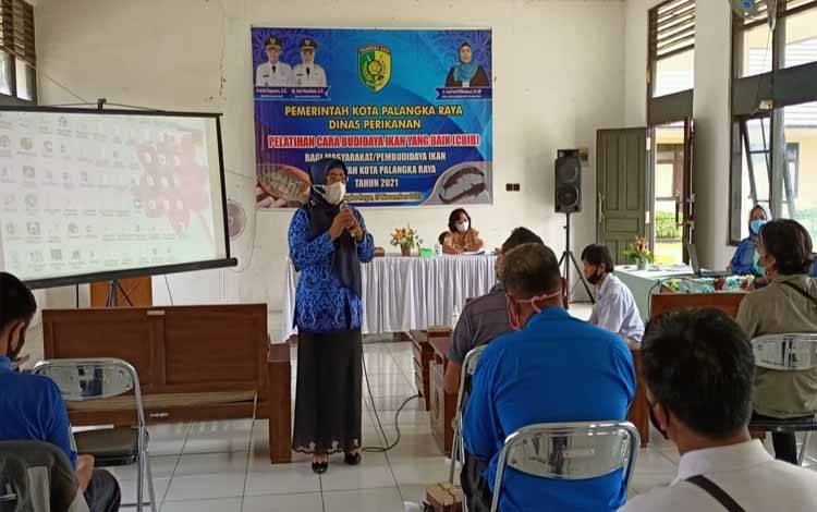 Kepala Dinas Perikanan Palangka Raya Indriarti Ritadewi menyampaikan materi CBIB