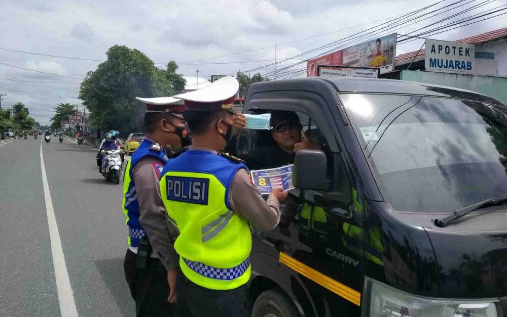 Personel Satlantas Polres Kapuas saat bagikan masker pada Operasi Zebra Telabang di Jalan Tambun Bungai, Rabu 17 November 2021.
