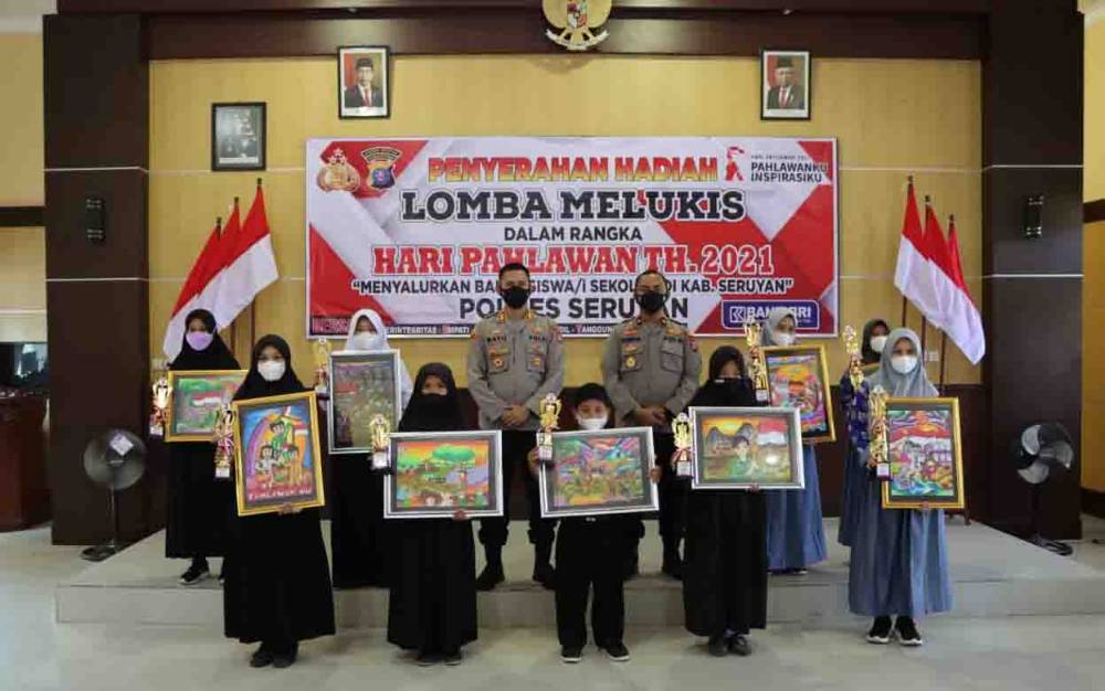 Kapolres Seruyan Serahkan Hadiah Pemenang Lomba Lukis