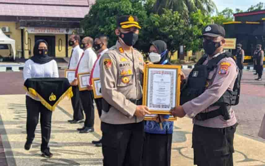 Kapolres Seruyan AKBP Bayu Wicaksono, saat menyerahkan piagam penghargaan