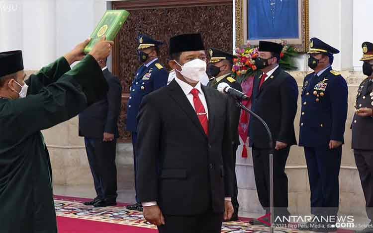 Mayjen TNI Suharyanto saat diambil sumpah jabatan sebagai Kepala BNPB oleh Presiden Joko Widodo di Istana Negara, Rabu (17/11/2021). (Antara/HO-BPMI)