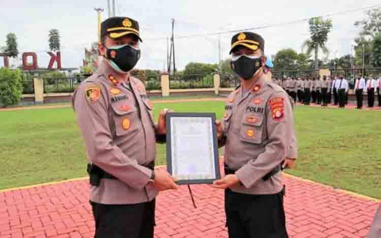 Kapolres Kapuas Berikan Penghargaan untuk Personel Berprestasi