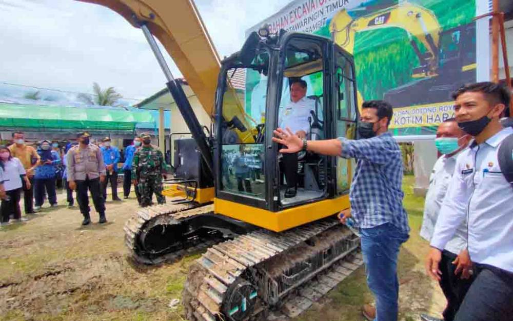 Janji Excavator Bupati Kotim Terus Diwujudkan, Kali ini Diserahkan ke Kecamatan Teluk Sampit
