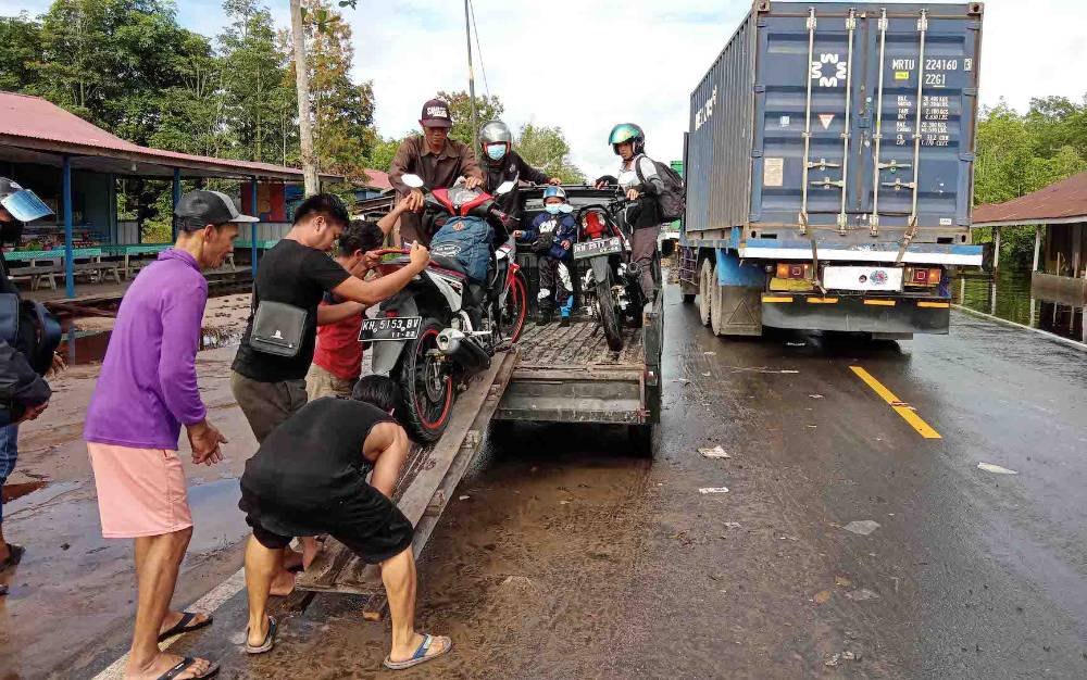 Warga Manfaatkan Jasa Angkutan Pikap untuk Melewati Banjir di Tumbang Nusa