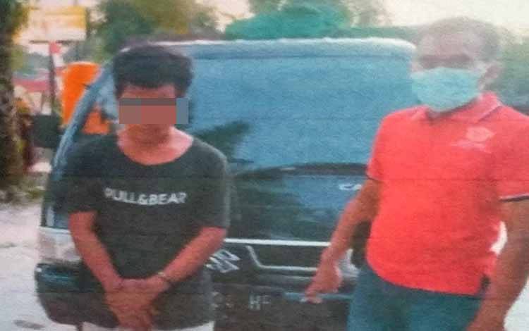Rezianor alias Rezi (kirim) tersangka kasus pencurian sawit saat bersama petugas kepolisian