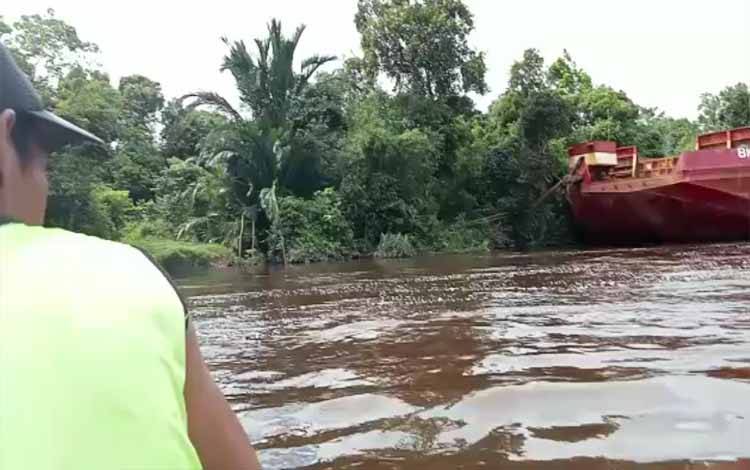 Seorang Warga Hilang dan 2 Selamat Setelah Kelotok Dihantam Tongkang