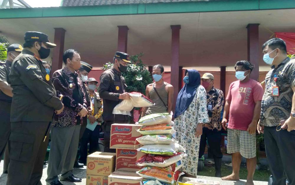 Kejati Kalteng Kembali Berikan Paket Sembako kepada Warga Terdampak Banjir di Katingan