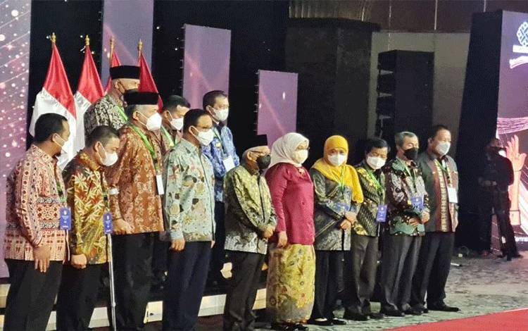 Wapres Serahkan Paramakarya 2021 Kepada 12 Gubernur