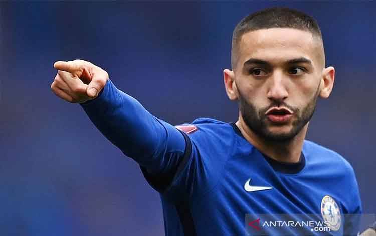 Pemain sepak bola Chelsea Hakim Ziyech melakukan selebrasi setelah mencetak gol kedua saat bertanding melawan Sheffield United dalam babak perempat final FA Cup di Stamford Bridge, London, Britain, Minggu (21/3/2021). ANTARA FOTO/REUTERS/Toby Melville/aww/cfo