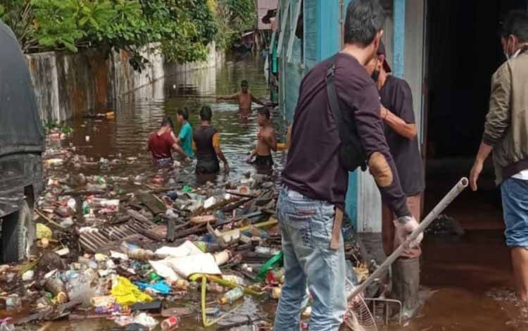 Tumpukan Sampah Bermunculan di Lokasi Banjir