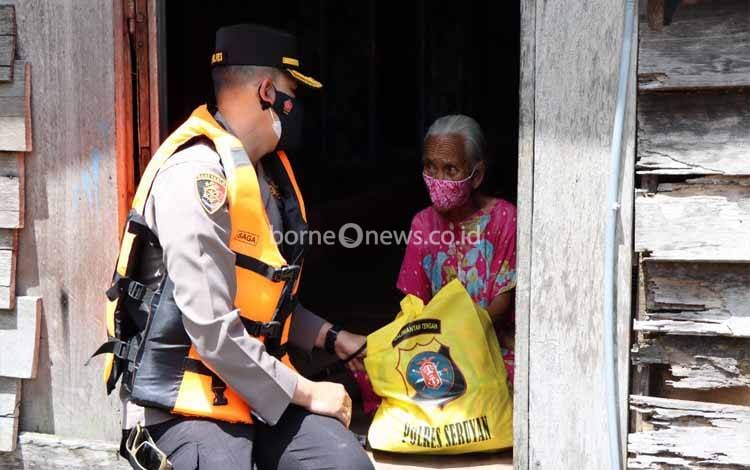 Kapolres Seruyan Serahkan Bantuan untuk Warga Bantaran Sungai