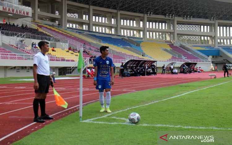 Pemain sayap kanan PSIS Semarang Septian David Maulana saat mengambil tendangan sudut di area gawang Persikabo dalam pertandingan lanjutan BRi Liga 1 Indonesia musim 2021/2022 di Stadion Manahan Solo, Kamis (18/11/2021) petang