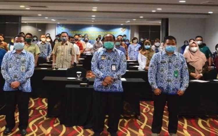 Kepala Dinas Kesehatan Kalimantan Tengah, Suyuti Syamsul (tengah depan)