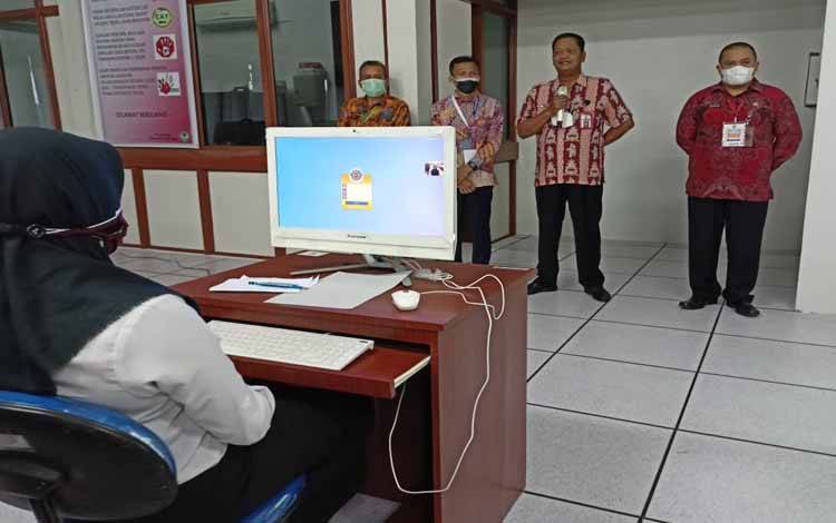 Sekda Seruyan, Djainuddin Noor saat memberikan arahan kepada peserta SKB