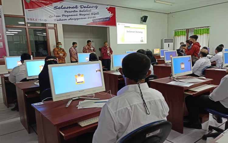 Peserta mengikuti pengarahan sebelum pelaksanaan SKB dimulai