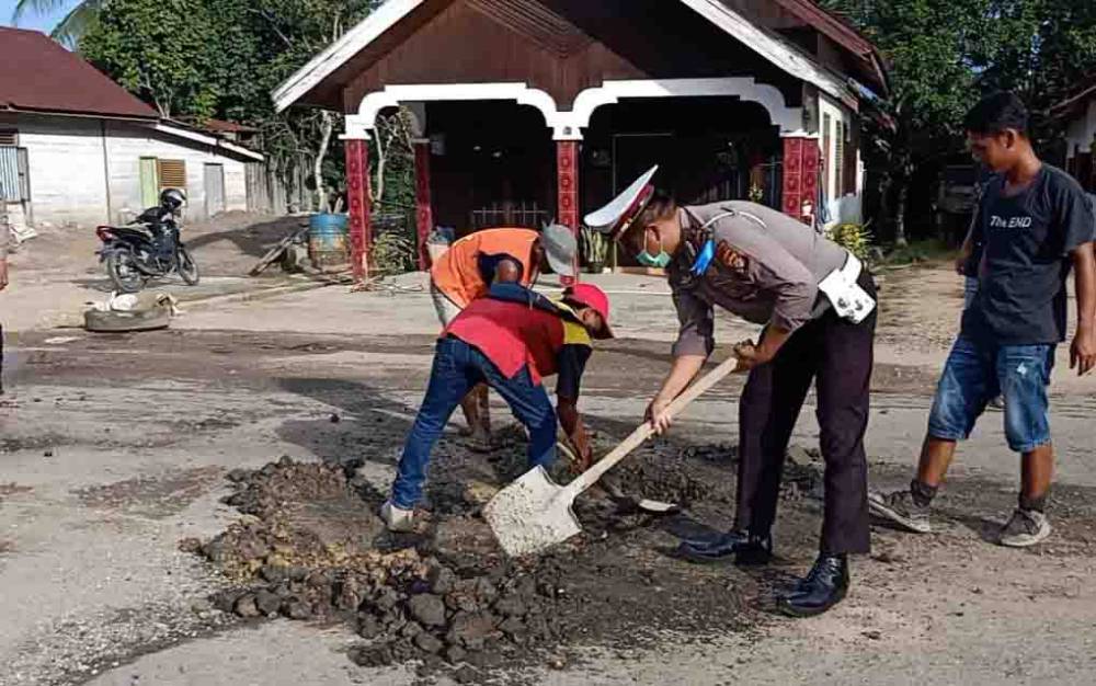Perbaikan Jalan Berlubang, Satlantas Polres Murung Raya Turut Membantu