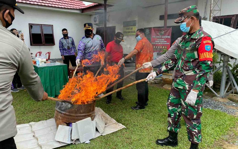 Jaksa Eksekutor Cabjari Palingkau Musnahkan Barang Rampasan Pidum dan Pidsus