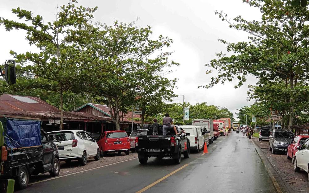 Masih Banjir, Pengendara Terjebak Kemacetan di Jalan Tumbang Nusa