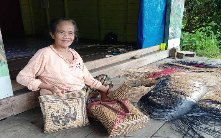 Pengrajin anyaman tikar di Desa Jabiren Raya, Kabupaten Pulang Pisau masih sepi dari pembeli, Jumat 19 November 2021