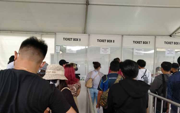 Antrean penonton di lokasi tiket box yang berlokasi di pintu barat Bazar Mandalika, Kabupaten Lombok Tengah, Jumat (19/11/2021)