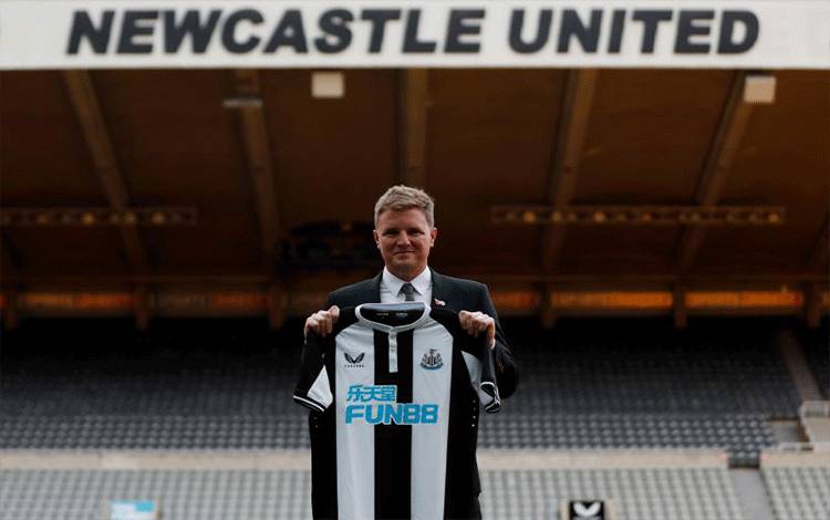 Manajer Newcastle Eddie Howe saat diperkenalkan di St James' Park, Newcastle, Inggris, 10 November 2021. (REUTERS/Action Images via Reuters/LEE SMITH)