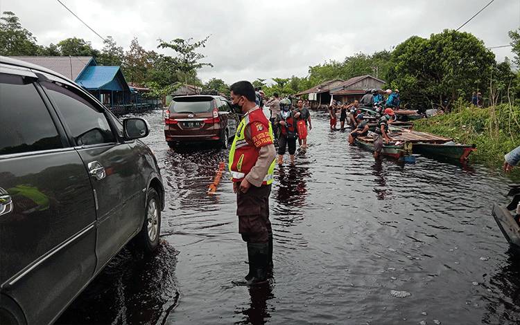 Kendaraan Roda 4 Tidak Bisa Melintas di Jalan Tumbang Nusa