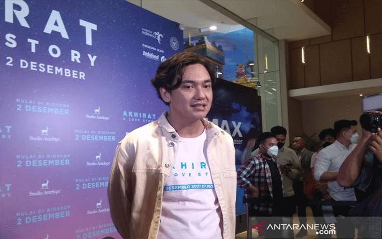 Adipati Dolken Ungkap Tantangan Dalami Peran "Akhirat: A Love Story"