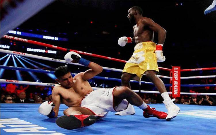 Dokumentasi - Terence Crawford saat menumbangkan Amir Khan pada perebutan gelar kelas welter WBO du Madison Square Garden, New York, (20/4/2019). ANTARA/Action Images via Reuters/Andrew Couldridge. (.)