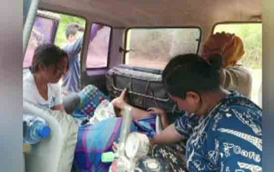 Seorang Ibu Melahirkan di Dalam Mobil Terjebak Jalan Rusak dan Berlumpur