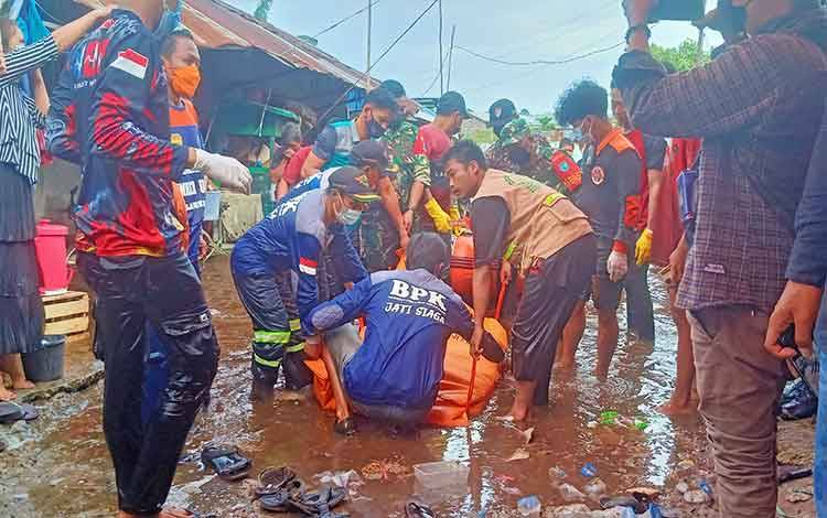 Kakek 85 Tahun Ditemukan Tewas di Dalam Rumah di Tengah Banjir