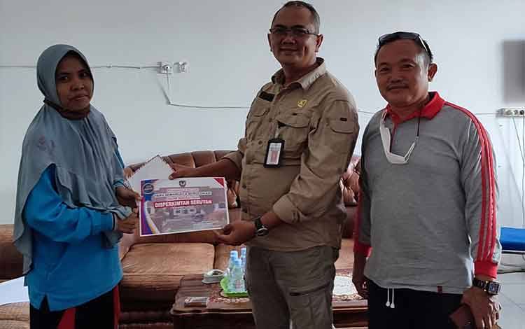 Kadis Perkimtan Seruyan, Roby Kurniawan menyerahkan reward kepada pejabat terpilih sebagai pejabat eselon yang semangat dan berdedikasi dalam bekerja.