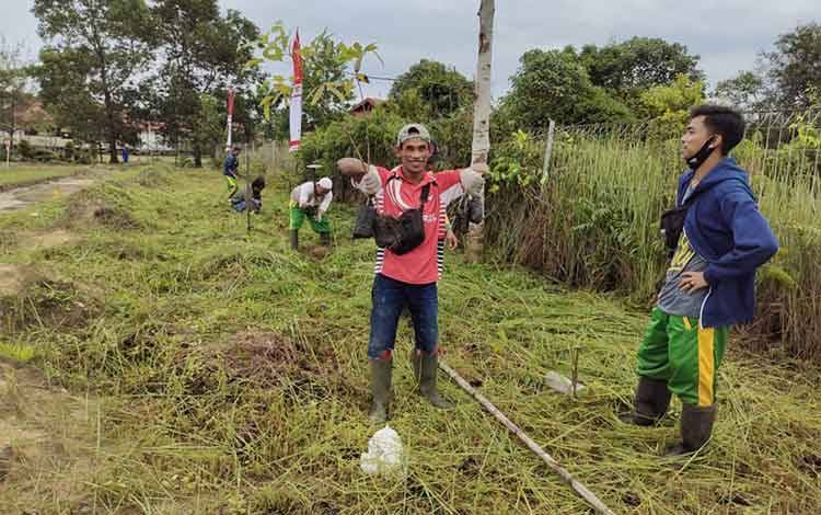 Peringati Hari Pohon, DLH Sukamara dan LPMK Padang Gotong Royong