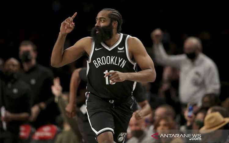 Pebasket Brooklyn Nets James Harden melakukan selebrasi usai berhasil melakukan lemparan bola tiga angka ke basket Orlando Magic pada pertandingan Liga Bola Basket NBA di Barclays Center, Brooklyn, New York, Amerika Serikat, Sabtu (19/11/2021). Brooklyn Nets menang 115-113 atas Orlando Magic. ANTARA FOTO/USA TODAY Sports/Brad Penner/wsj.
