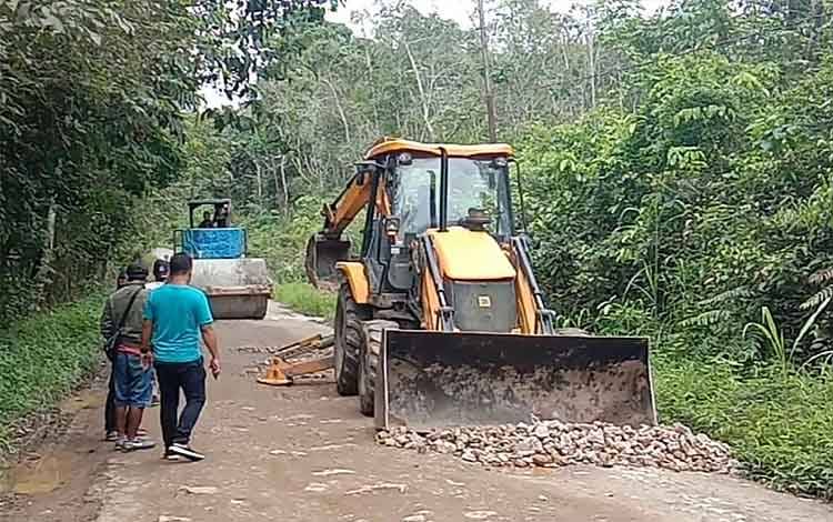 Warga Paju Epat Barito Timur Perbaiki Jalan Secara Swadaya