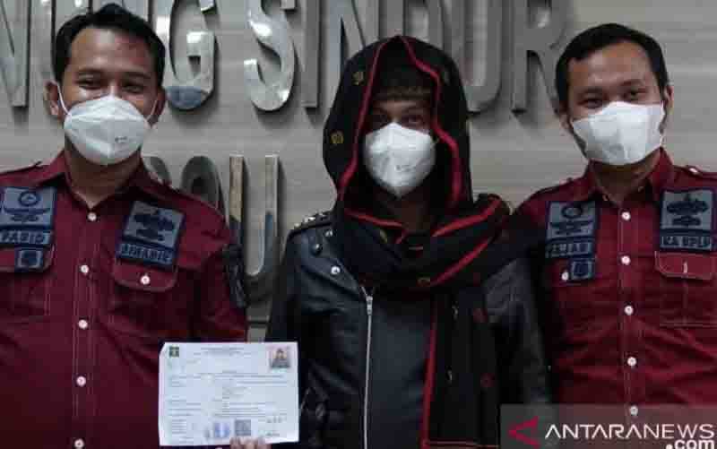 Assayid Bahar alias Habib Bahar bin Ali bin Smith (tengah) bebas dari Lapas Khusus Kelas IIA Gunung Sindur setelag menjalani masa pidana, Minggu (21/11/2021). (foto : ANTARA/HO-Humas Ditjenpas)