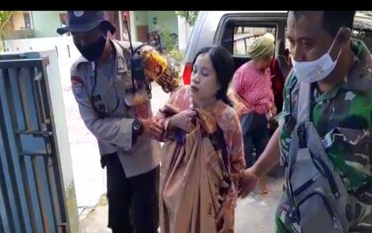 Babinsa dan Bhabinkamtibmas Petuk Katimpun Gerak Cepat Evakuasi Ibu Hamil Kejebak Banjir