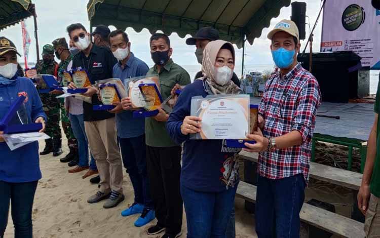 Mewakili CEO Abdul Rasyid Foundation, Monica Putri, Kepala Divisi Pendidikan, Kharis Nuryanto menerima penghargaan atas dukungan dalam penanggulangan covid-19 dari Bupati Kobar Nurhidayah, Minggu, 21 November 2021