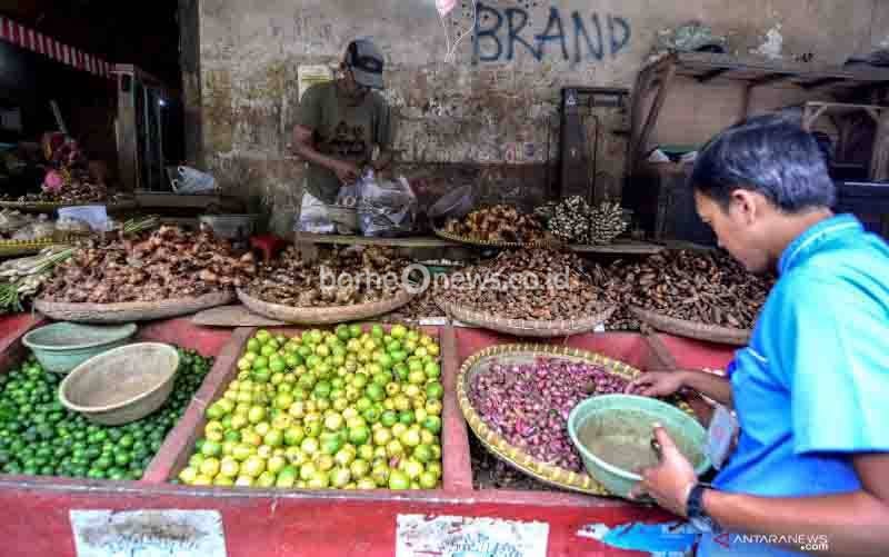 Pedagang rempah-rempah melayani pembeli di Pasar Cikurubuk, Kota Tasikmalaya, Jawa Barat, Seni (23/3/2020). Menurut pedagang sejak merebaknya wabah virus corona atau COVID-19, harga bahan baku untuk pembuatan jamu tradisional atau rempah-rempah seperti jahe, kunyit, temulawak, jeruk nipis dan sirih mengalami kenaikan sekitar 40 persen, akibat permintaan naik hingga dua kali lipat. (foto : ANTARA FOTO/Adeng Bustomi)