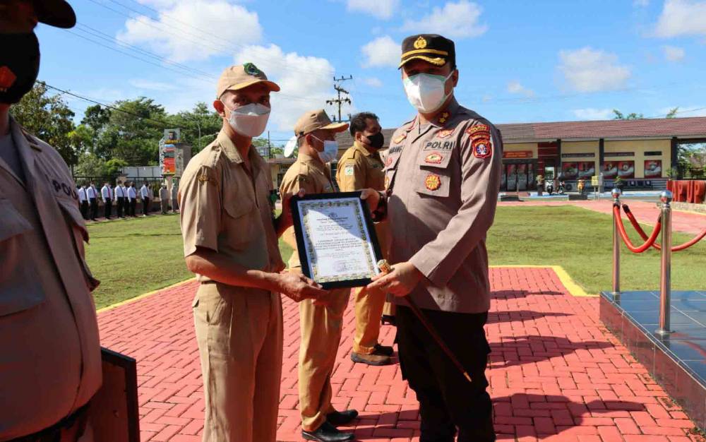 Kapolres Kapuas Berikan Penghargaan Faskes dalam Pelayanan Vaksinasi Covid-19