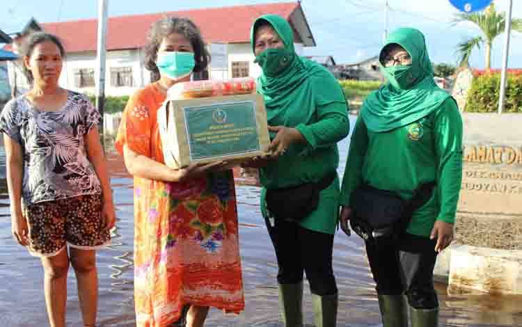 Persit Kodim Palangka Raya Bagikan Bantuan untuk Korban Banjir