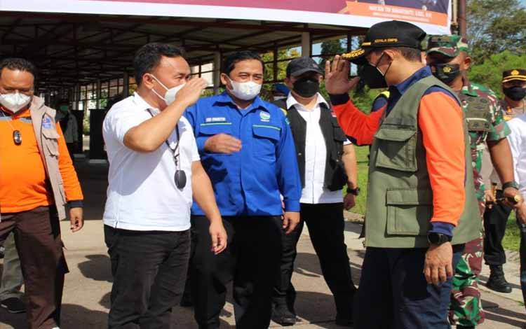Kepala BNPB, Mayjen TNI Suharyanto saat bersama Gubernur Kalimantan Tengah, Sugianto Sabran