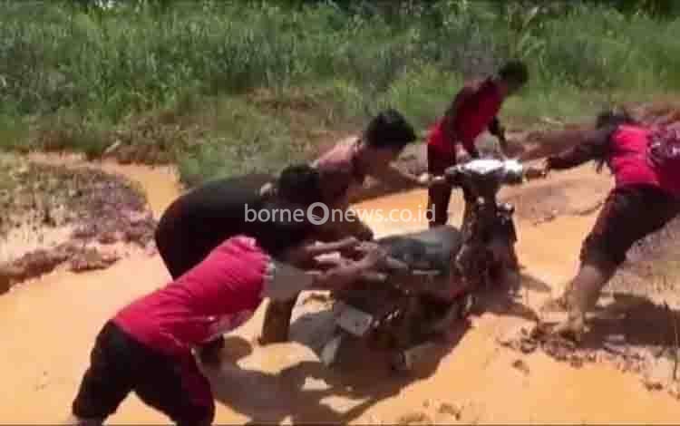 Jalan Penghubung Empat Desa di Aruta Rusak Parah