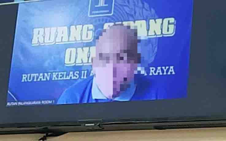 Terdakwa saat menjalani sidang lanjutan secara Virtual di PN Palangka Raya.