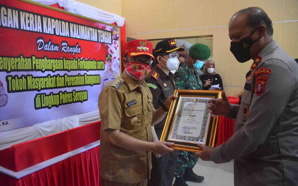 Bupati Seruyan Terima Penghargaan dari Kapolda Kalteng
