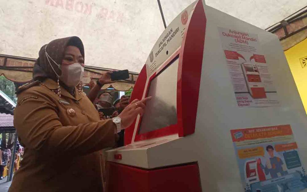 Bupati Resmikan Layanan Anjungan Disduk Mandiri Dinas Dukcapil Kobar